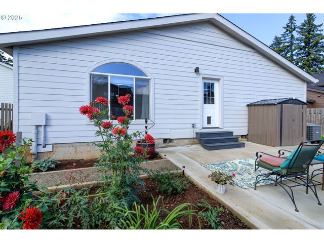 886 Se BONNIE BURKE Dr, Estacada, OR 97023