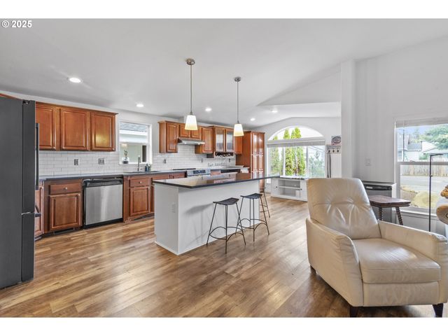 886 Se BONNIE BURKE Dr, Estacada, OR 97023