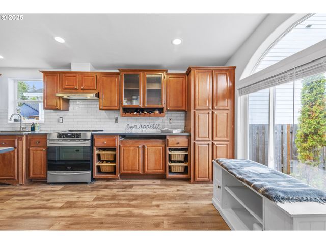 886 Se BONNIE BURKE Dr, Estacada, OR 97023