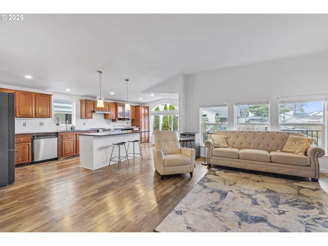 886 Se BONNIE BURKE Dr, Estacada, OR 97023