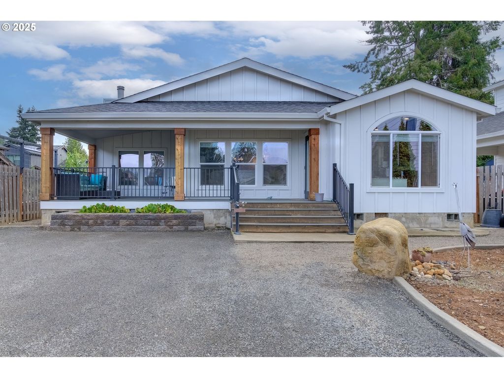 886 Se BONNIE BURKE Dr, Estacada, OR 97023