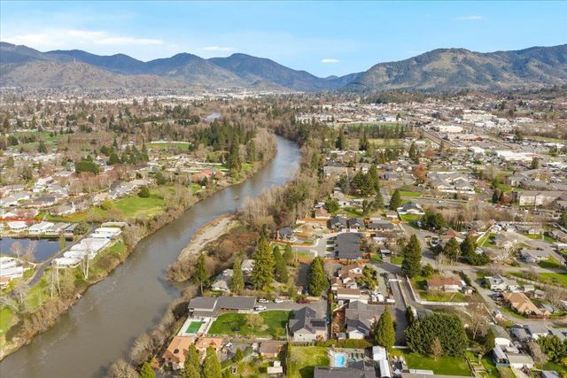 1422 Wineteer Lane, Grants Pass, OR 97527