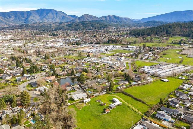 1422 Wineteer Lane, Grants Pass, OR 97527