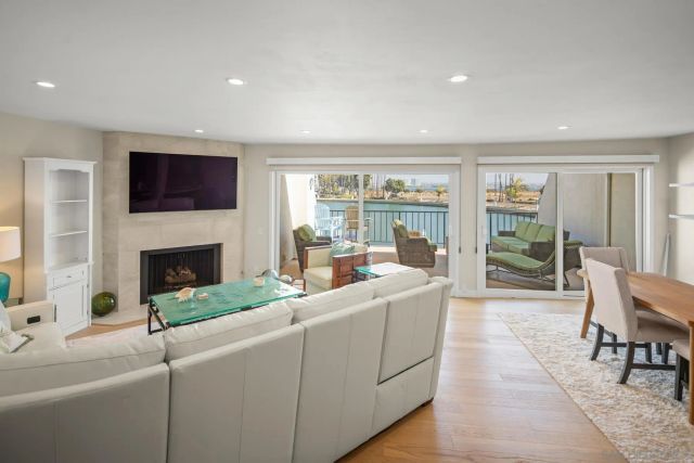 8 Antigua Ct, Coronado, CA 92118