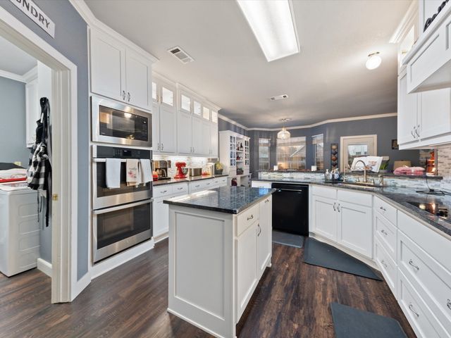 6836 Moss Lane, North Richland Hills, TX 76182