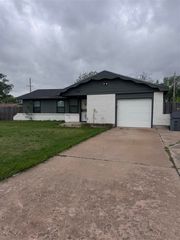 1502 NW 48th St, Lawton, OK 73505