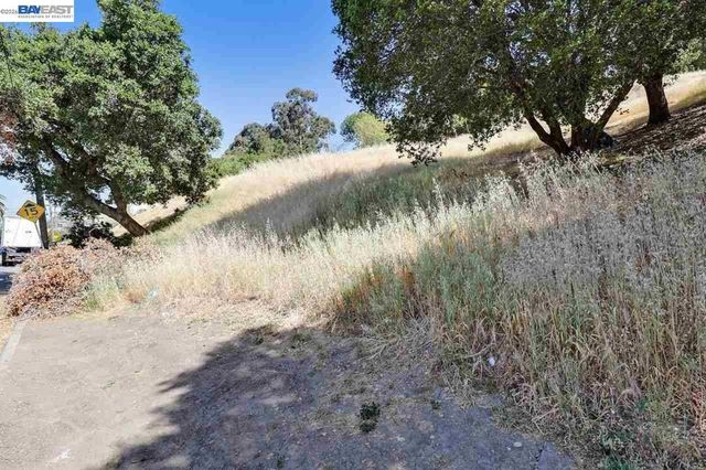 Outlook Ave, Oakland, CA 94608