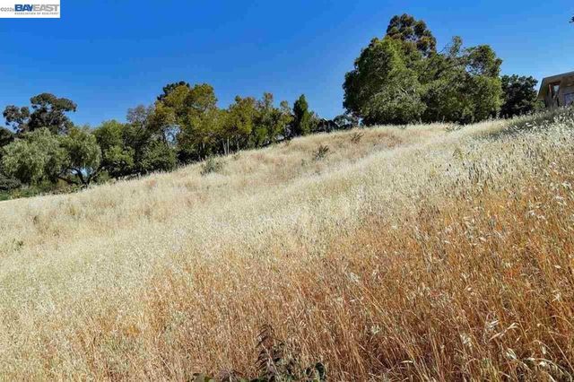 Outlook Ave, Oakland, CA 94608