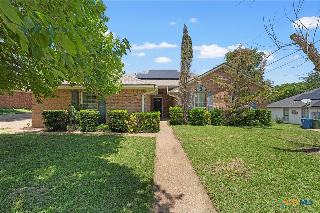 312 Hedrick Drive, Hewitt, TX 76643
