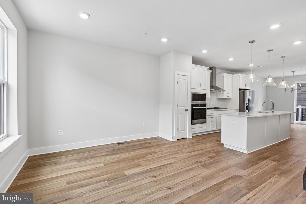 Image 3 of property listing at 2729 LIGHT ST, Baltimore, MD 21230