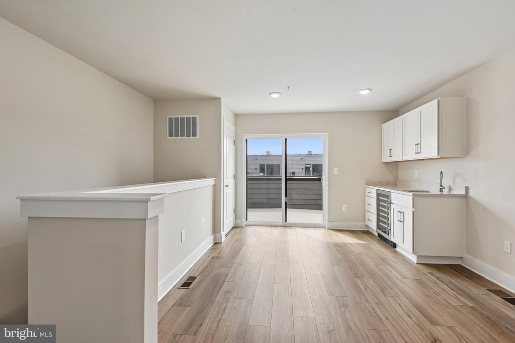 Image 4 of property listing at 2729 LIGHT ST, Baltimore, MD 21230