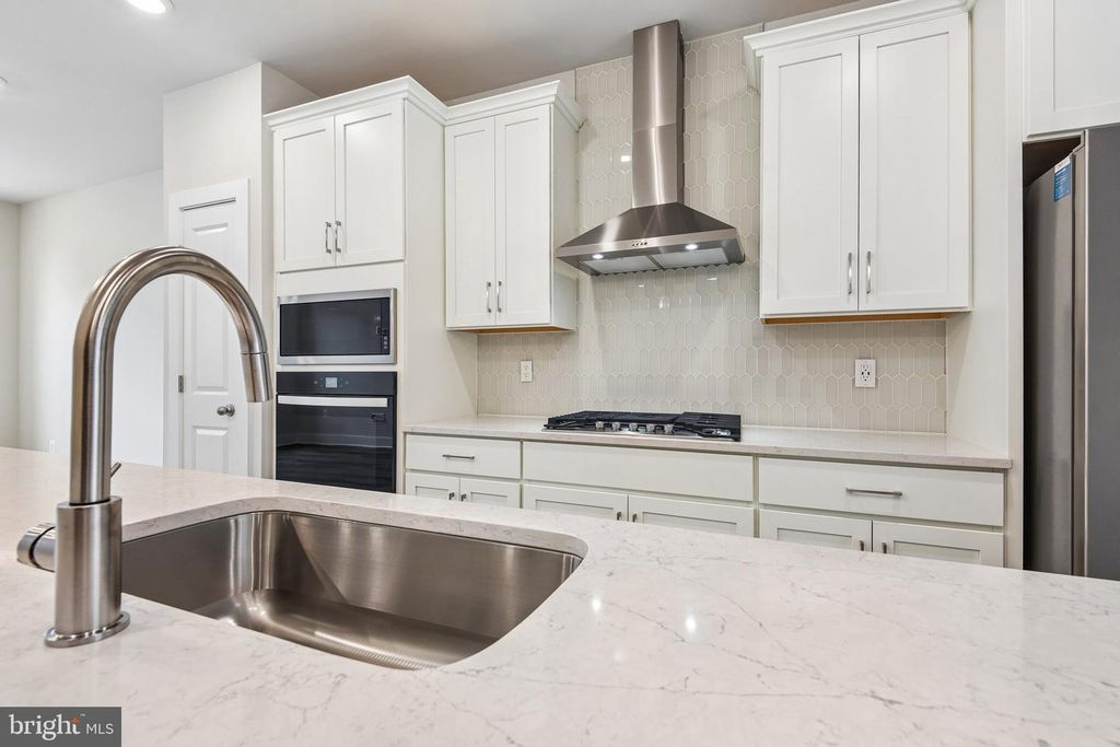 Image 6 of property listing at 2729 LIGHT ST, Baltimore, MD 21230