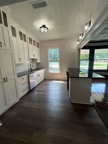 402 E Navasota Street, Groesbeck, TX 76642