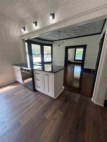 402 E Navasota Street, Groesbeck, TX 76642
