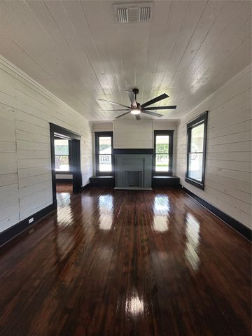 402 E Navasota Street, Groesbeck, TX 76642