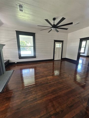 402 E Navasota Street, Groesbeck, TX 76642