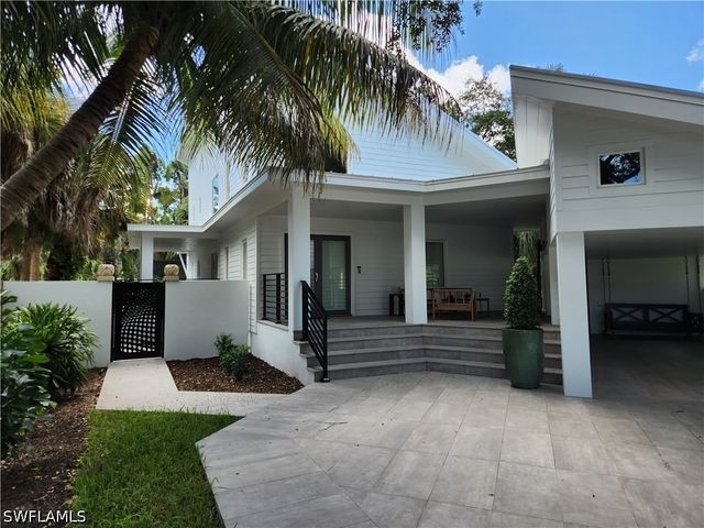 1195 Mockingbird LN, Naples, FL 34104