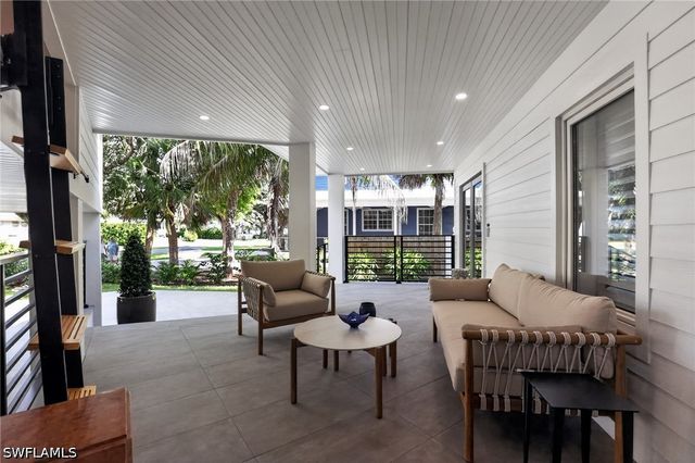 1195 Mockingbird LN, Naples, FL 34104
