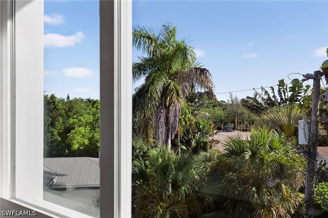 1195 Mockingbird LN, Naples, FL 34104