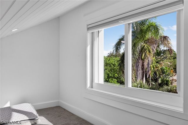 1195 Mockingbird LN, Naples, FL 34104