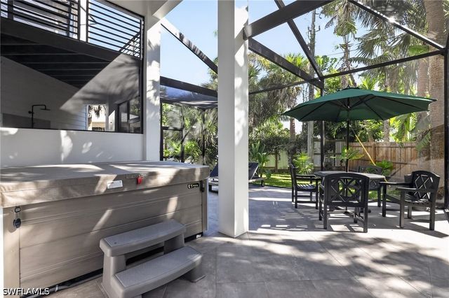 1195 Mockingbird LN, Naples, FL 34104