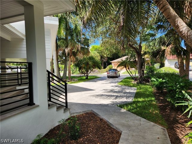 1195 Mockingbird LN, Naples, FL 34104