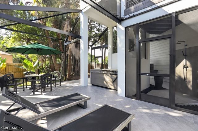 1195 Mockingbird LN, Naples, FL 34104