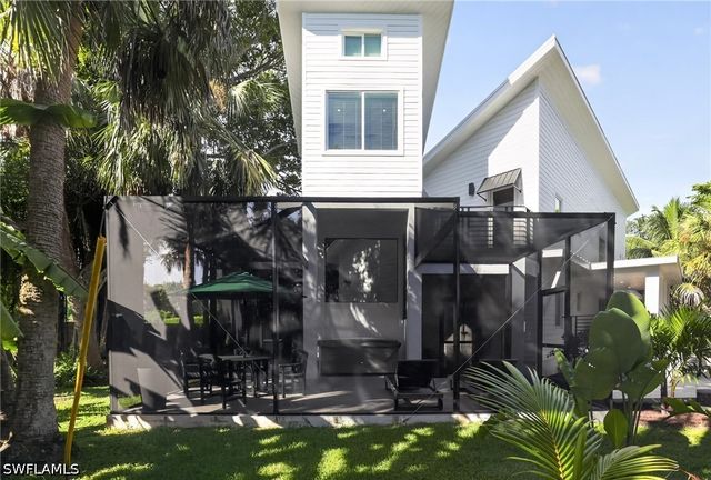 1195 Mockingbird LN, Naples, FL 34104