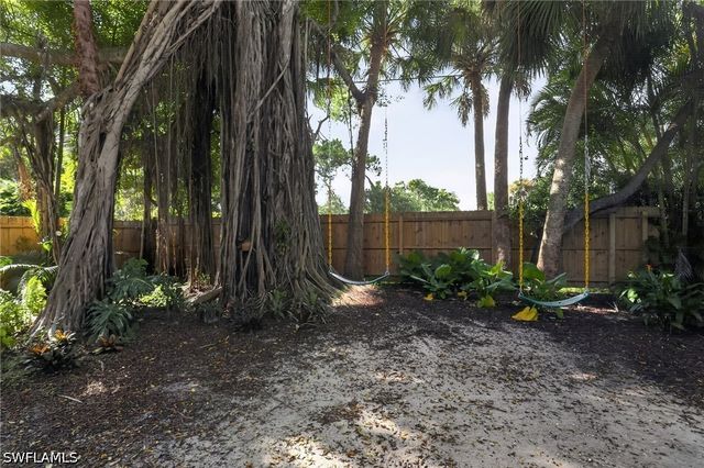 1195 Mockingbird LN, Naples, FL 34104