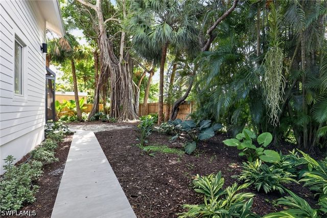 1195 Mockingbird LN, Naples, FL 34104
