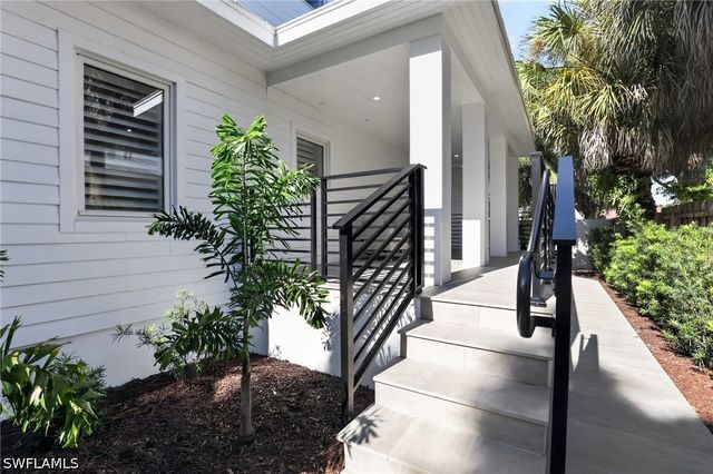 1195 Mockingbird LN, Naples, FL 34104