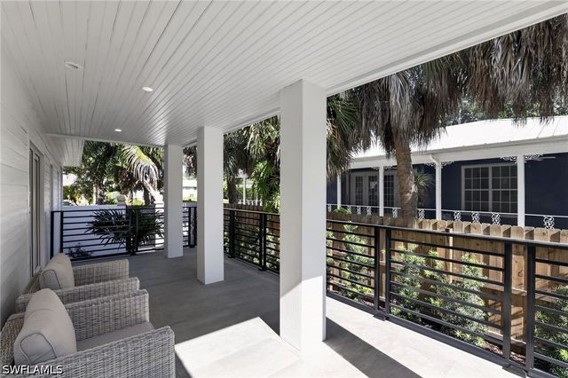 1195 Mockingbird LN, Naples, FL 34104