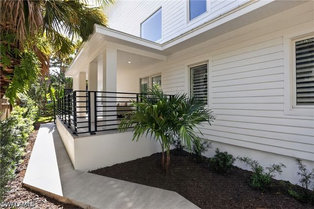 1195 Mockingbird LN, Naples, FL 34104