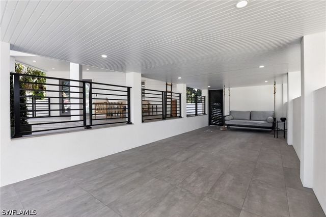1195 Mockingbird LN, Naples, FL 34104