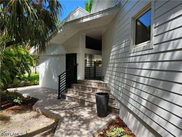 1195 Mockingbird LN, Naples, FL 34104