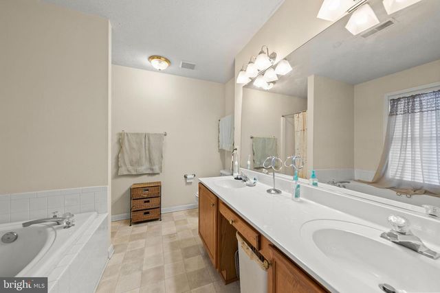 112 GRINDSTONE DR, Winchester, VA 22602