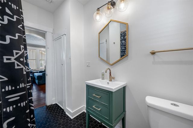 304 W HENRY AVENUE, Tampa, FL 33604