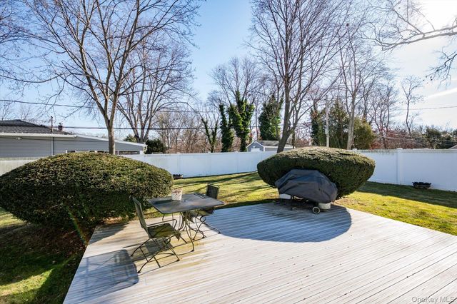 1 Shawnee Lane, Commack, NY 11725