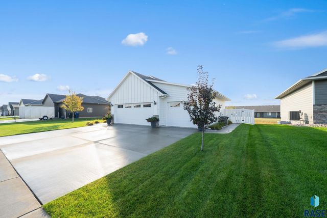 415 E Mary Moore Dr Drive, Tea, SD 57064