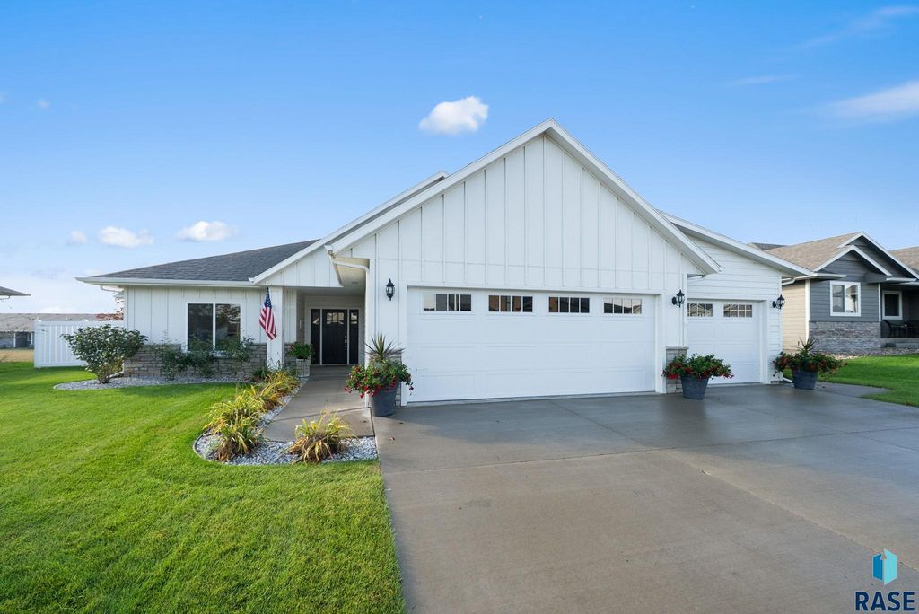 415 E Mary Moore Dr Drive, Tea, SD 57064