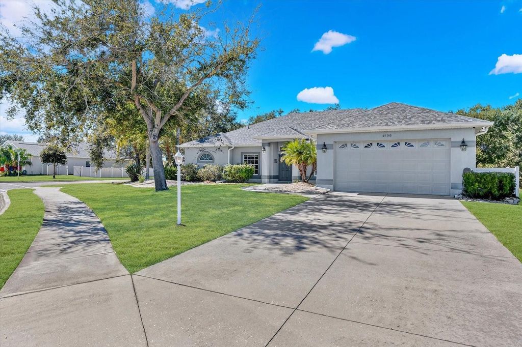 Image 6 of property listing at 4506 29TH AVENUE CIRCLE E, Palmetto, FL 34221