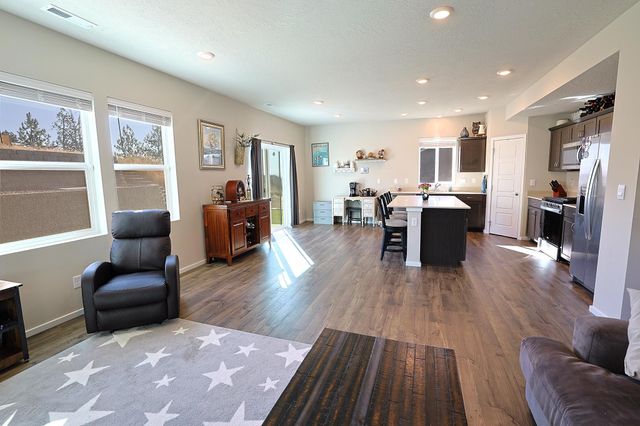 8211 S Avery Rd, Cheney, WA 99004