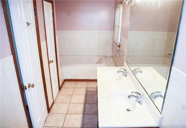 113 King Forest LN, Newport News, VA 23608