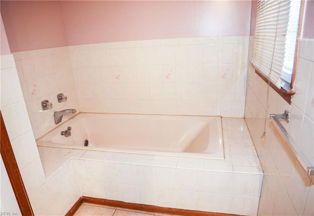 113 King Forest LN, Newport News, VA 23608