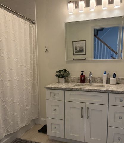 7 Bay St 10, Hull, MA 02045