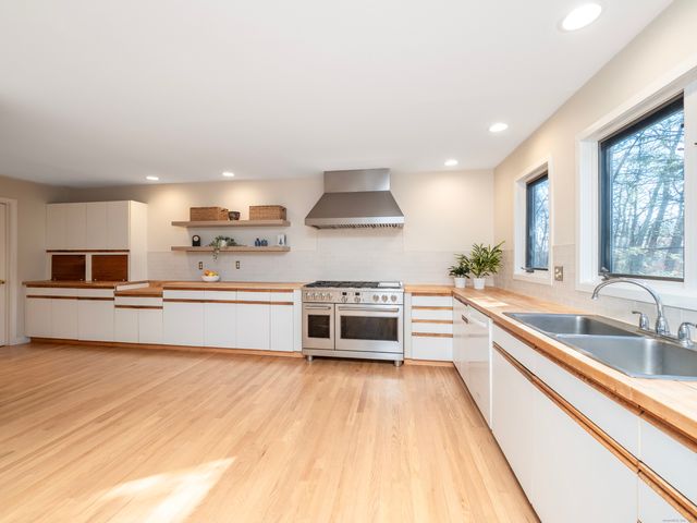 21 Pent Road, Weston, CT 06883