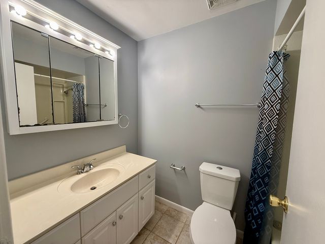 3026 Roberts Drive 8, Woodridge, IL 60517