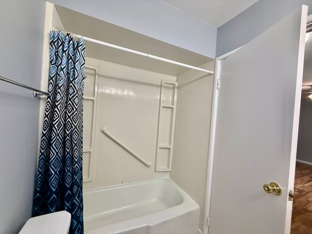 3026 Roberts Drive 8, Woodridge, IL 60517