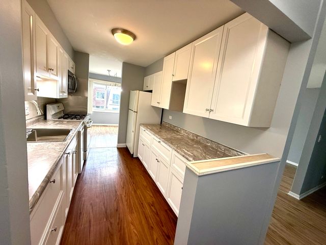 3026 Roberts Drive 8, Woodridge, IL 60517
