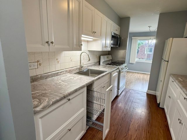 3026 Roberts Drive 8, Woodridge, IL 60517